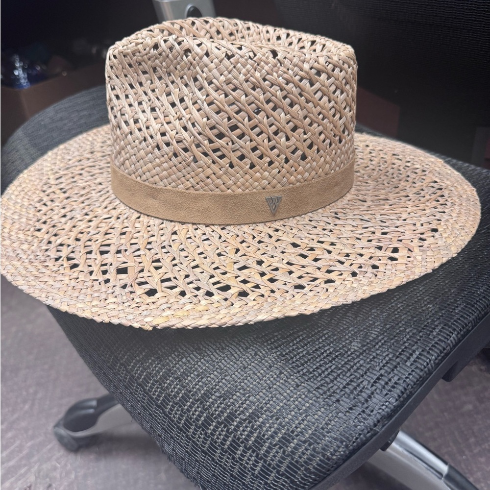 Cleo from West Von is a classic rancher crafted from 100% Woodgrass.
